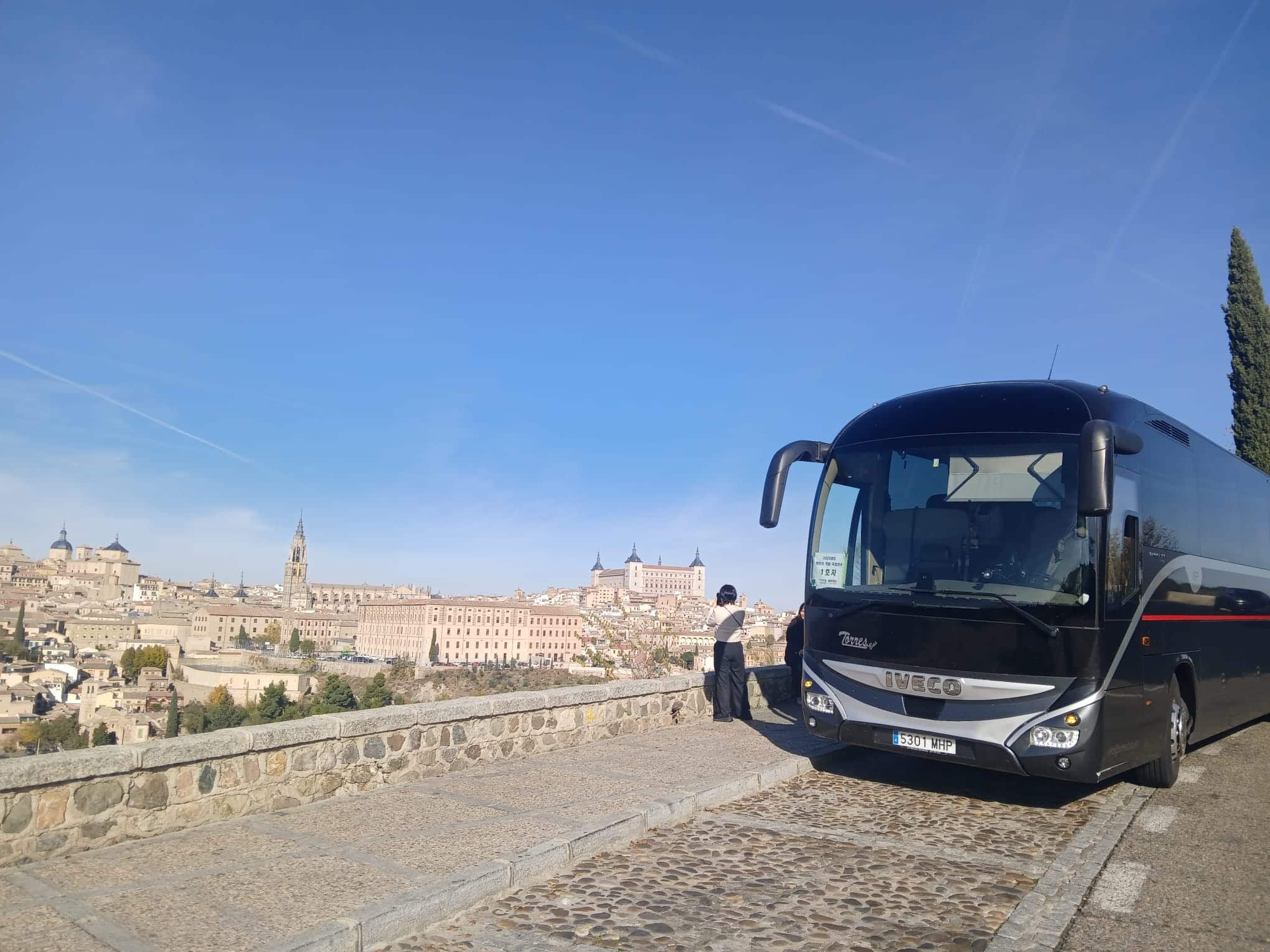 ¿Cuánto cuesta alquilar un autobús por día?